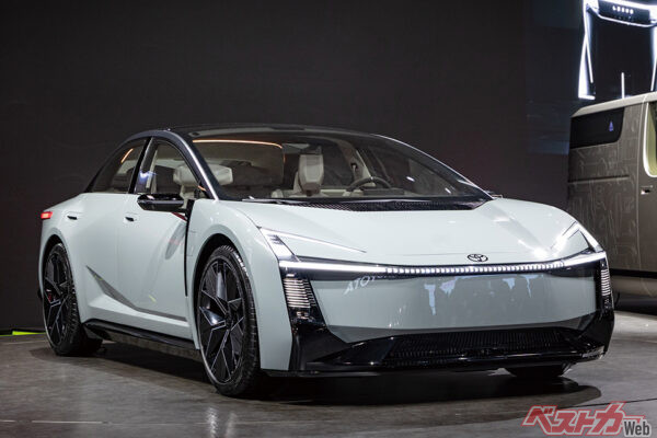 ジャパンモビリティショー2025に出展されたトヨタ カローラコンセプト。エッジが利いた特徴的なデザイン