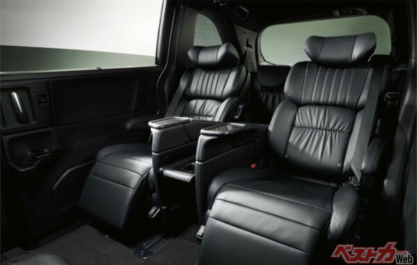 値段はアルファードのエントリーグレード並でも中身はそれ以上だ