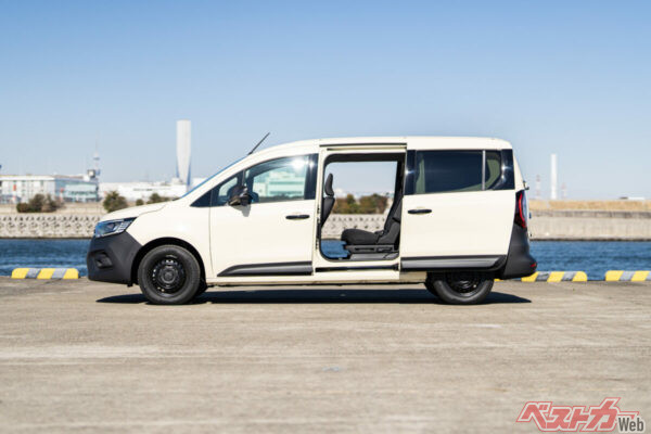 スライドドアの開口幅は広め。フロア地上高は490mm(※編集部測定値)