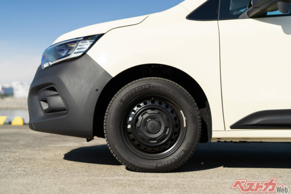 クルールの特別装備となっている16インチのオールシーズンタイヤ