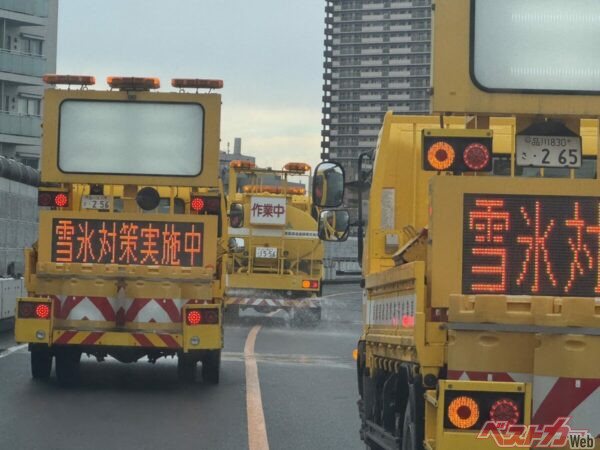 首都高の雪氷対策作業。塩水のほか坂道などにも留まりやすい湿塩が撒かれる