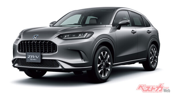 伊達軍曹どのはホンダ ZR-Vをチョイス。形も餃子っぽいが、なによりもグリルがまるで餃子。まさしく餃子カー!