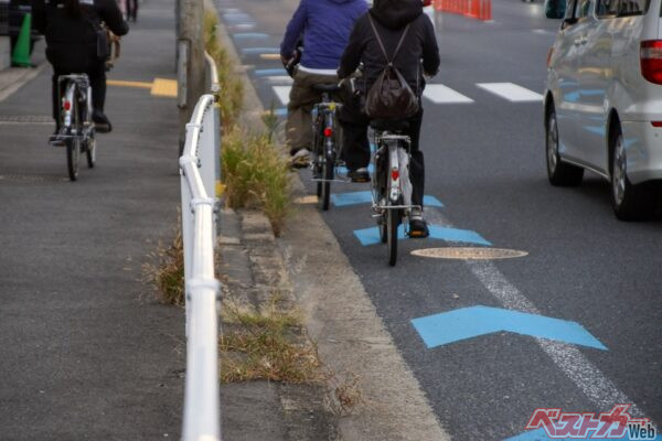 それ道交法違反です!!　ドライバー目線で見る「怖すぎる」自転車危険走行