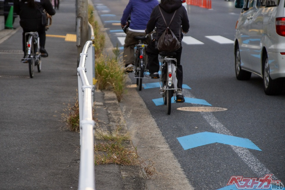 That's a Traffic Violation!! Dangerous Bicycle Riding from a Driver's Perspective