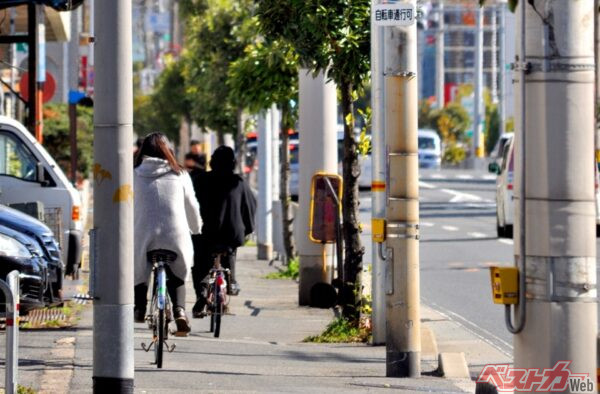 それ道交法違反です!! クルマ目線で見る「怖すぎる」自転車危険走行