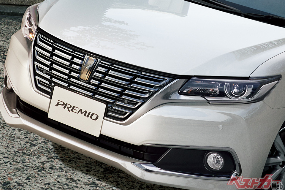 King of the 'Old Man Car' Crown: The Last of the Line Toyota Premio vs. the Current Nissan Skyline!