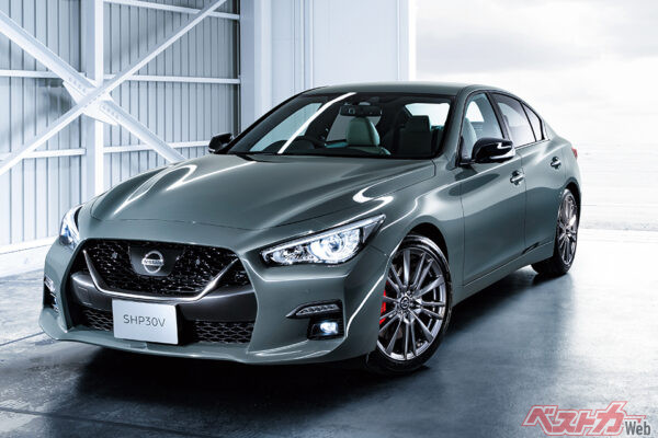 伊達軍曹どのは日産 スカイラインをチョイス。現行モデルのなかでは最もおっさん度が高い。よくぞ生き残ってくれました