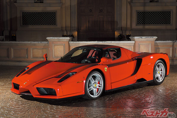 エンツォのスタイリングは、ピニンファリーナ在籍時の日本人デザイナー、奥山清行氏も参加したデザインチームによって生み出された