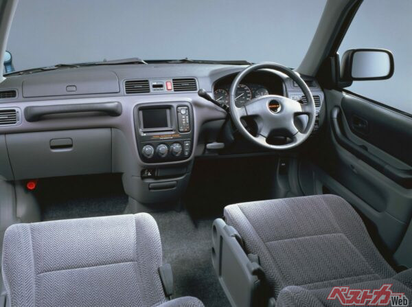 初代CR-Vのインパネまわり。ステアリングのそばにコラムシフトの存在を確認できる