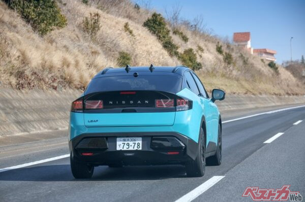 リアからの姿も非常にスタイリッシュ。「外見よし、走りよし」なのだがライバルと比べると装備や航続距離など費用対効果の面で厳しい戦いに