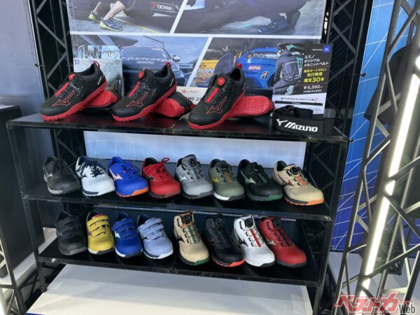 なんと東京オートサロン2026ではミズノの商品棚が！　最上段に飾られているのがNISMOモデルだ