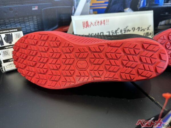 ソールの色が赤なのもまるでNISMOグレードの赤いラインを意識させられる