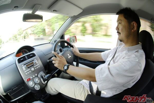 適切なドライビングポジションが、適切なステアリング操作につながる