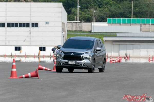 ステアリングの回し方には、プッシュ式とプル式があるが、これを交互に行うプッシュ・プル式はジムカーナ等でも有用だ