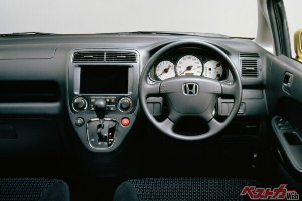 K20A搭載で、走りも両立したミニバンであるため、わざわざMT化やタイプR風改造する猛者までいた