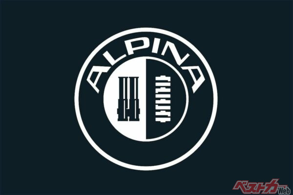 こちらが新しいエンブレム。スロットルボディとクランクシャフトは健在