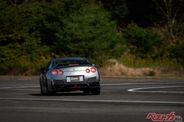 サーキットだから、一般道だからとステアリングの操作方法を変えることはおすすめしない。常日頃からの「慣れ」も重要だ