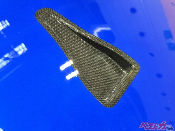 R34 V-spec IIのボンネットにあるダクト。白化していたりするのだが、もちろんここも完全補修。カーボンは繊維を編み込んでいるので補修が大変なのよ……