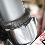 「サビの首輪」が目立つ、フロントフォークのカラーの削り出し製作