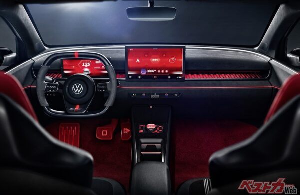 2枚の液晶ディスプレイを配置したコクピット。レッドの間接照明が眩しい