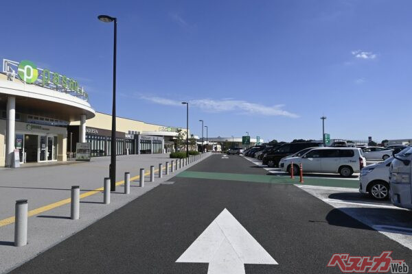 SA/PAの場内は原則一方通行。満車を理由にUターンしたり、その場で待つことは想定されていない(PHOTO:写真AC_EIKICHI)