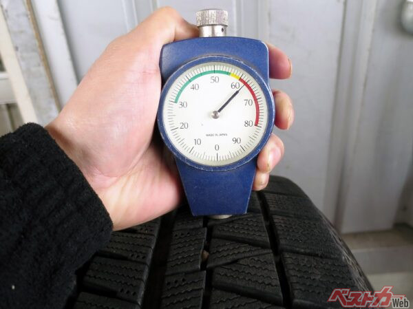 見た目に問題がなくても、ゴムの硬化は進んでいることがある。判断に迷ったら専門店での点検が有効だ（PHOTO：写真AC_ jwc0930）