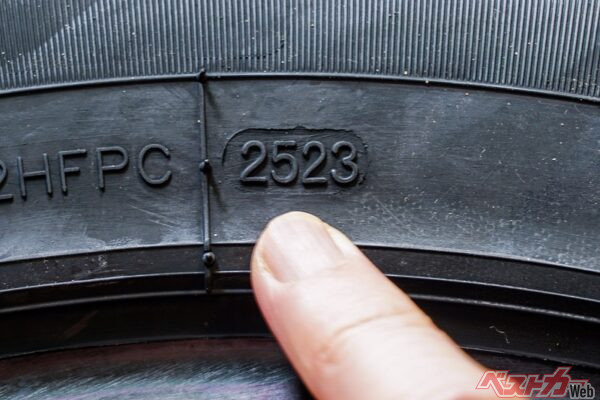 タイヤ側面の4桁の数字が製造年週を示す。履き替え時には、年式を一度確認しておきたい（PHOTO：Adobe Stock_ Zigmunds）