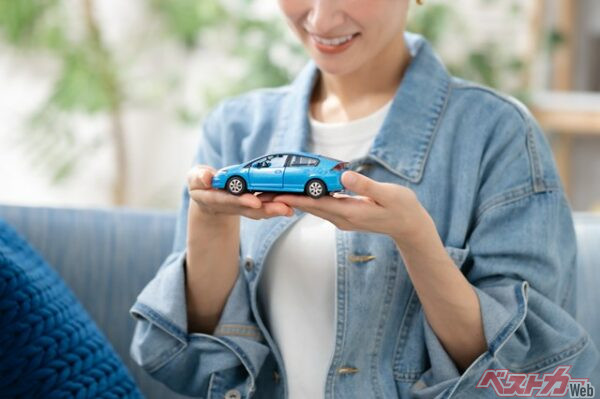 ドラレコをこれから付けよう、初めて付ける、仕組みがよくわからないという人こそ、保険会社のすすめる通信機能付きドラレコがいいだろうPeak River@Adobe Stock）