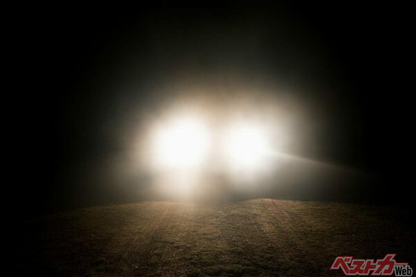 低電力で明るいLEDだが眩しさも感じやすくなった?(mehmetcan@Adobestock)