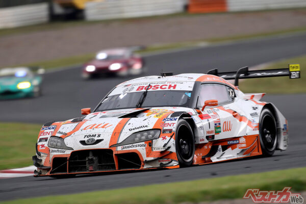 2025年にGT500クラス年間チャンピオンとなったauトムスGRスープラはブリヂストンを使用