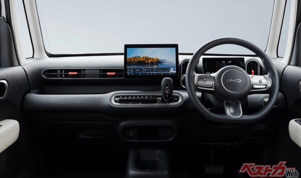 メーターもフル液晶に。エアコン吹き出し口の赤のアクセントが効いているなぁ