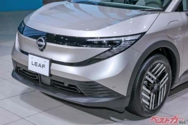 バンパーの意匠は同じだが、ライトのデザインと装備に多少の違いがある。とはいえ、「X」も安っぽさは一切なしだ