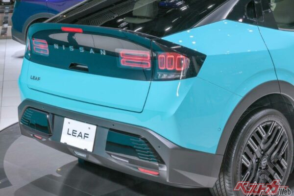 「G」のリアデザインの最注目は、見る角度によって奥行きが立体的に変化する3Dホログラムを採用したLEDリアコンビネーションランプ。個性が際立っている