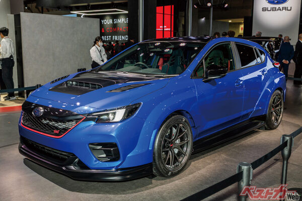 ジャパンモビリティショー2025に出展されたスバル パフォーマンス-B STIコンセプト。3代目インプレッサWRX STIを思い起こさせる5ドアハッチバックスタイルを採用