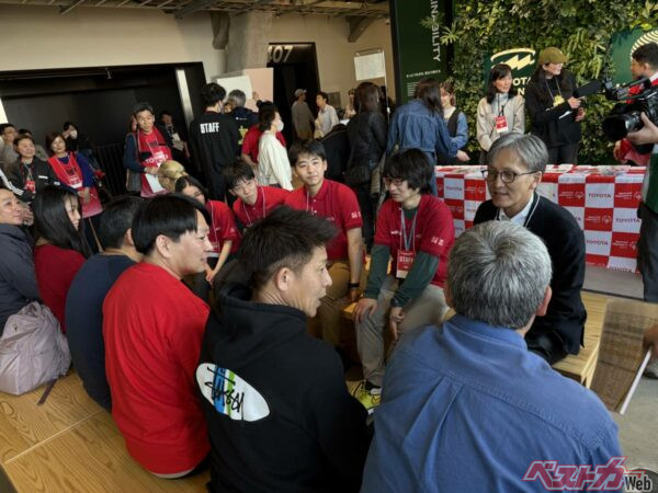 アスリートやボランティアと語り合うトヨタ自動車の松山洋司渉外広報本部副本部長（右）