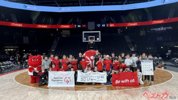 アスリートたちはアルバルク東京の選手たちからの応援メッセージをもらい平岩玄選手(中央)と記念撮影