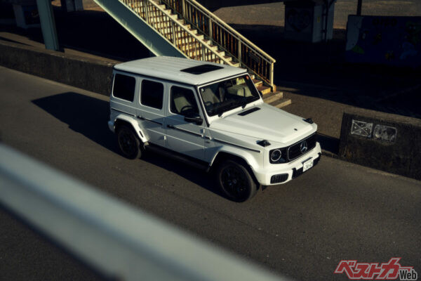 ラダーフレームの間に詰め込むようにして容量116kWhもの駆動用リチウムイオンバッテリーを搭載