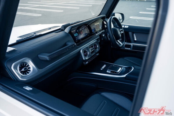 カーボントリムやブルーのステッチ類はエディション1専用装備