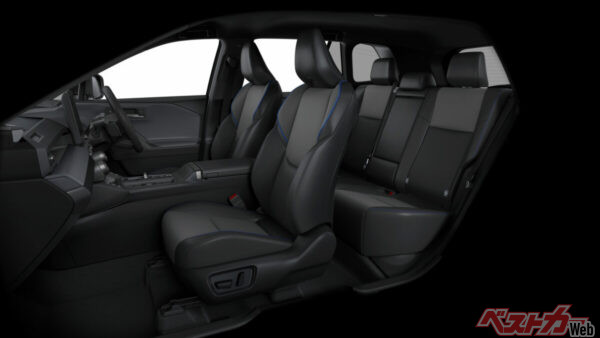 内装は黒基調にシートは、青のアクセントが入る