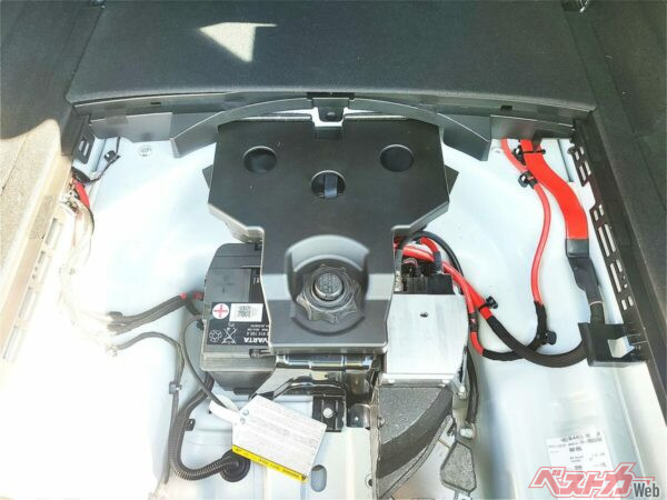 荷室の床を持ち上げてみても最近はスペアタイヤがない。代わりにバッテリーやパンク修理キットが収まっていたりする