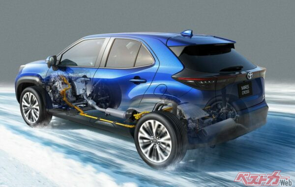 ヤリスクロスのE-Fourハイブリッド。荷室下にはリアモーターと排気系が密集する