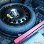 荷室の下になにもない!?　オジサンあ然!!　今どきのクルマってなんでスペアタイヤ積まないのよ!!