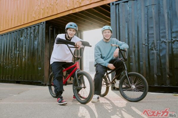 子どもも成長すると自転車はもはや生活必需品になってくる。いつ何が起きるかわからないからこそ保険の存在が大事だ(AnnaStills@Adobe Stock)