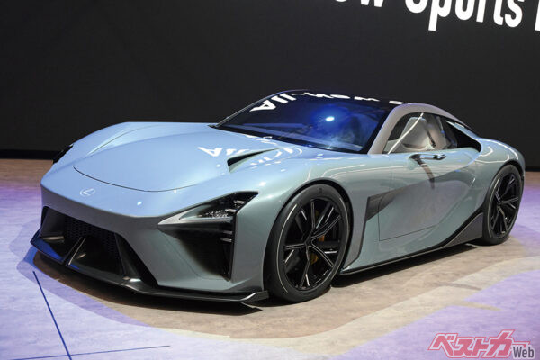 レクサス LFAコンセプト。丸みを帯びた流麗なフォルムがラグジュアリースポーツであることを示している