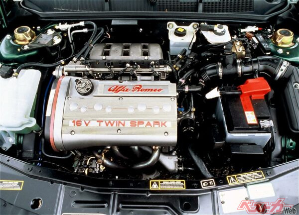 1気筒あたり2つの点火プラグを持つ2Lツインスパークエンジン。タイミングベルトが泣き所