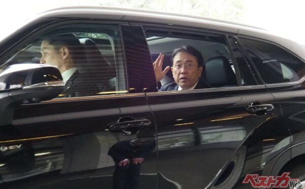 ハイランダーの公用車に乗る赤沢経産大臣(出典:経済産業省)