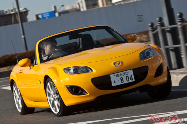 マツダ ロードスター（先代・2005年登場）。3ナンバーサイズとなり、170ps（MT車）の2Lエンジンが搭載された3代目