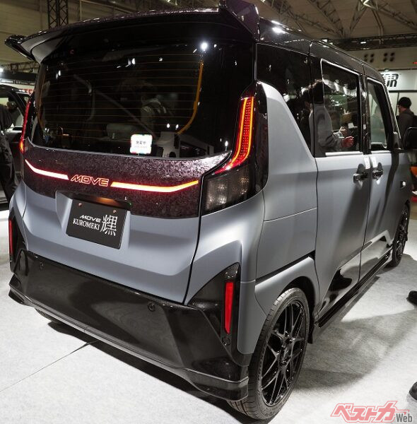 光る「MOVE」のほか、リアガーニッシュにはカーボン調塗装も施されている