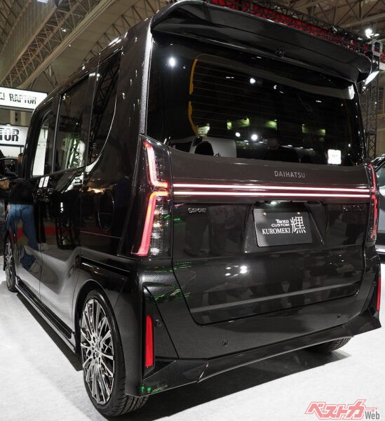 左右のテールランプを繋ぐ2本のラインライトがスタイリッシュだ