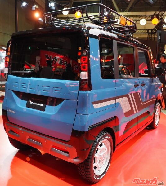 塗分けのボディカラーやルーフラック、オールテレインタイヤなどが組み合わされたデザインが、デリカミニにとても似合っている